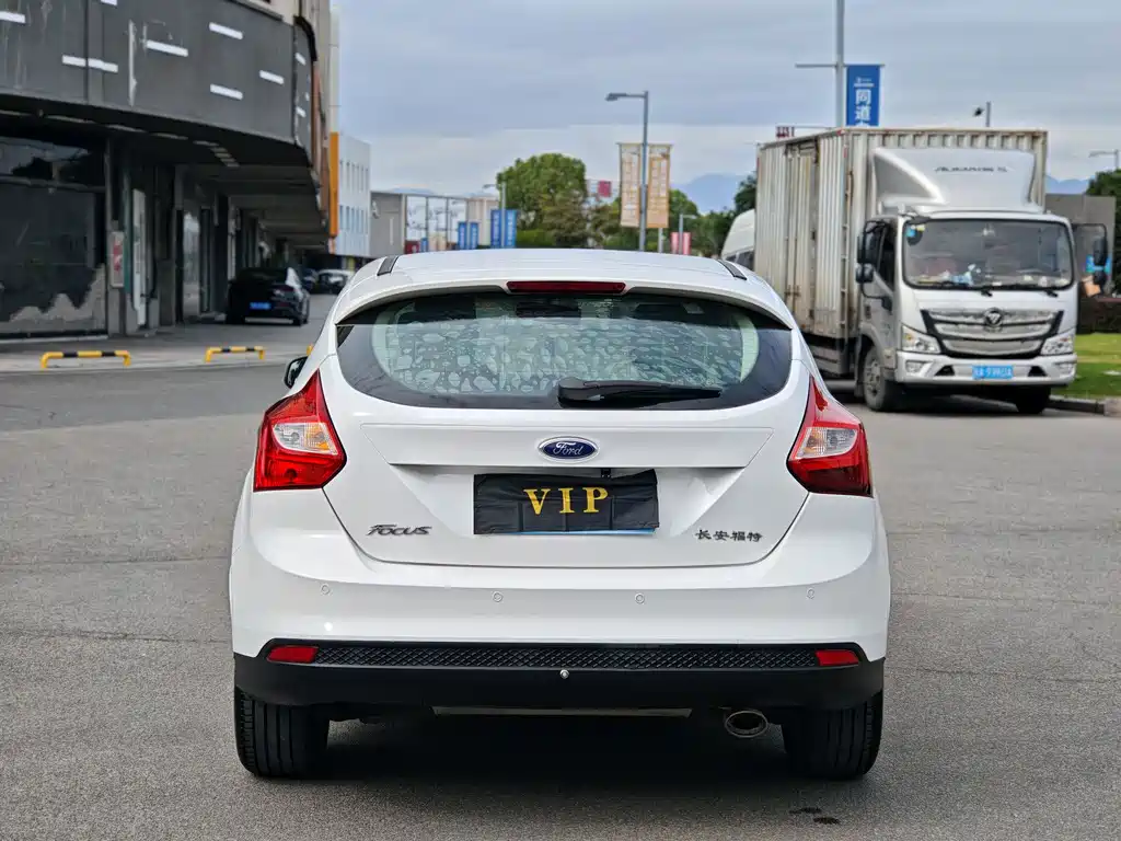 Ford Focus 2015 — фото 8