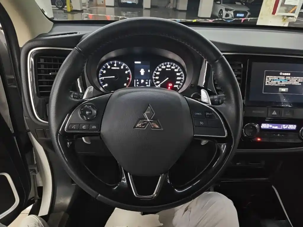 Mitsubishi Outlander 2021 — фото 11