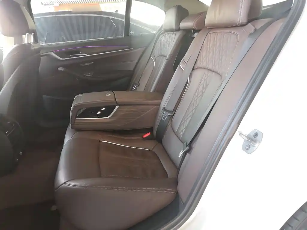 BMW 5 Series 2019 — фото 14