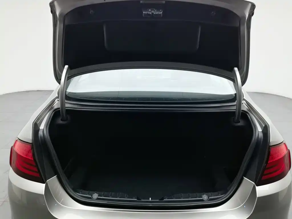 BMW 5 Series 2013 — фото 16