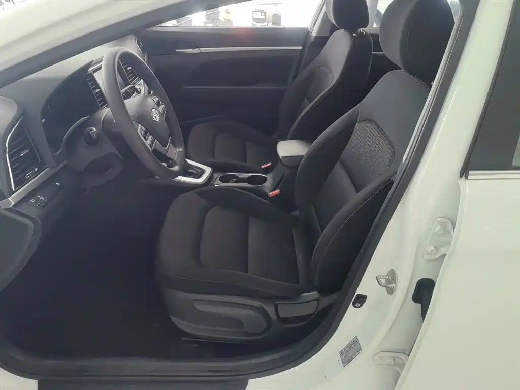 Hyundai Elantra 2018 — фото 15