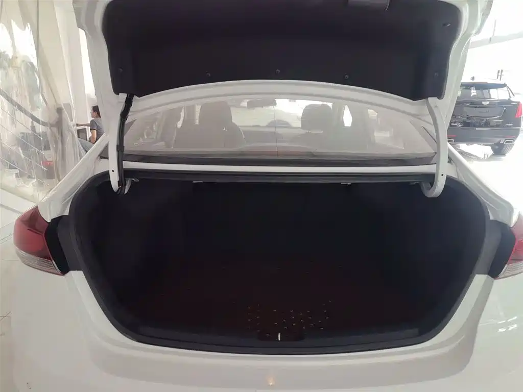 Hyundai Elantra 2018 — фото 19