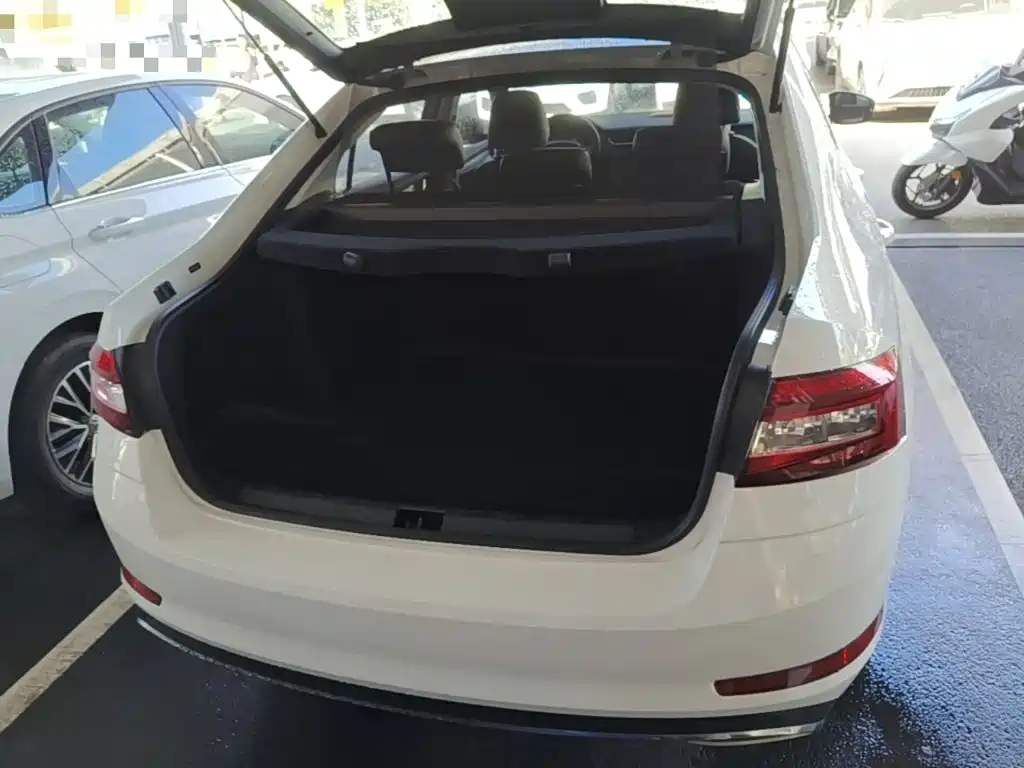 Skoda Octavia 2018 — фото 19
