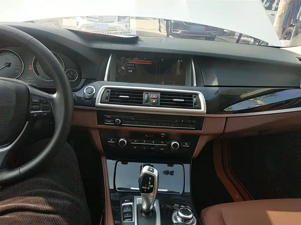 BMW 5 Series 2017 — фото 10