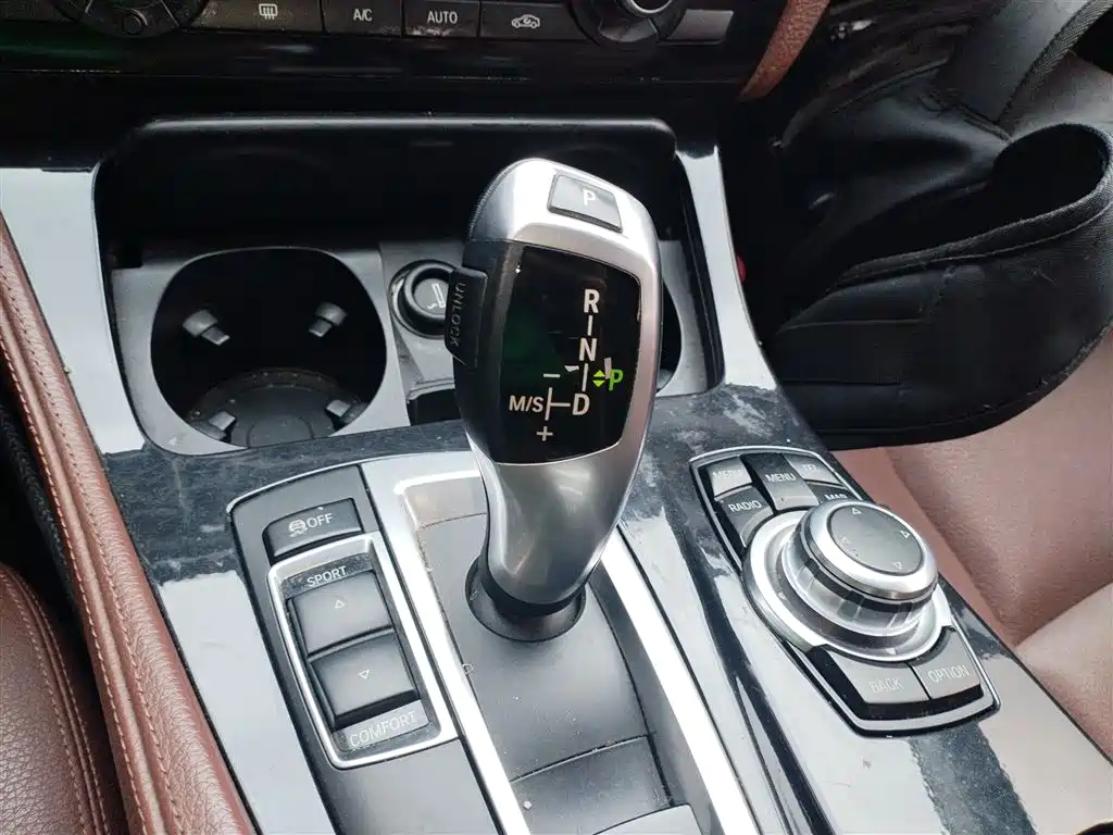 BMW 5 Series 2016 — фото 10