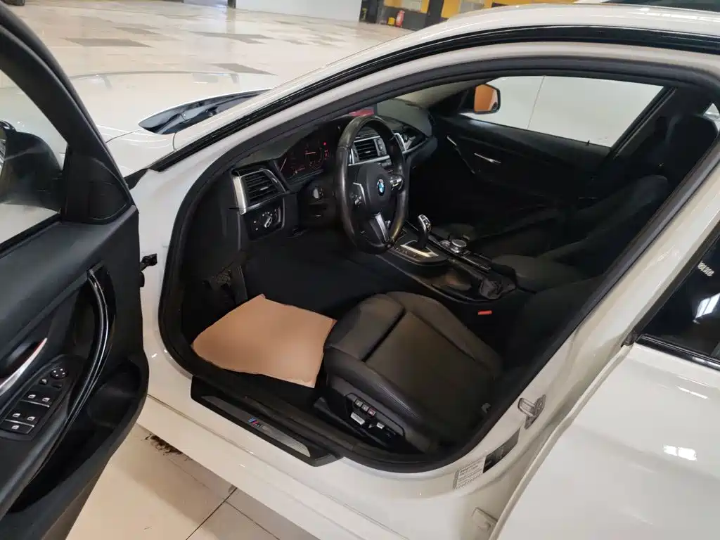 BMW 3 Series 2018 — фото 15