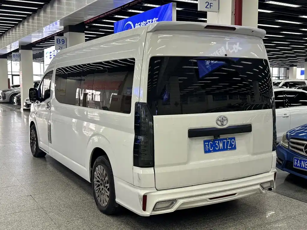 Toyota Hiace 2022 — фото 12