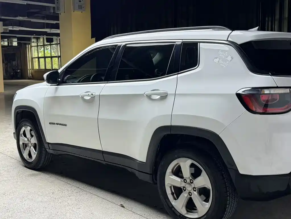 Jeep Compass 2018 — фото 14