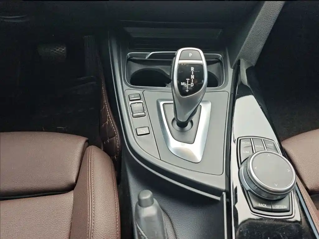 BMW 3 Series 2019 — фото 16