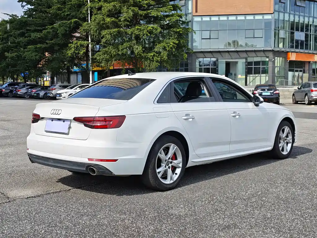 Audi A4L 2018 — фото 13