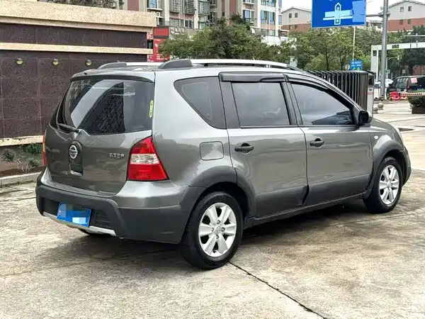 Nissan Livina 2012
