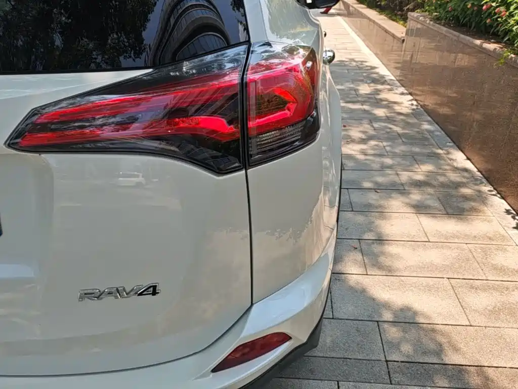Toyota RAV4 2016 — фото 8