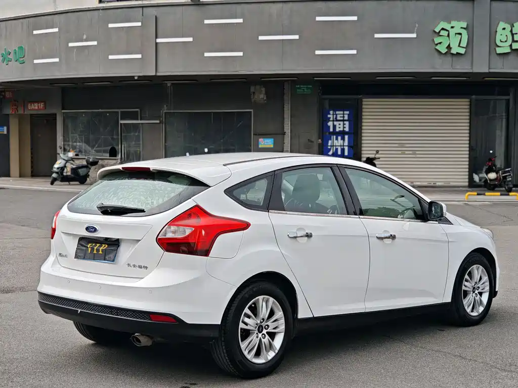 Ford Focus 2015 — фото 9