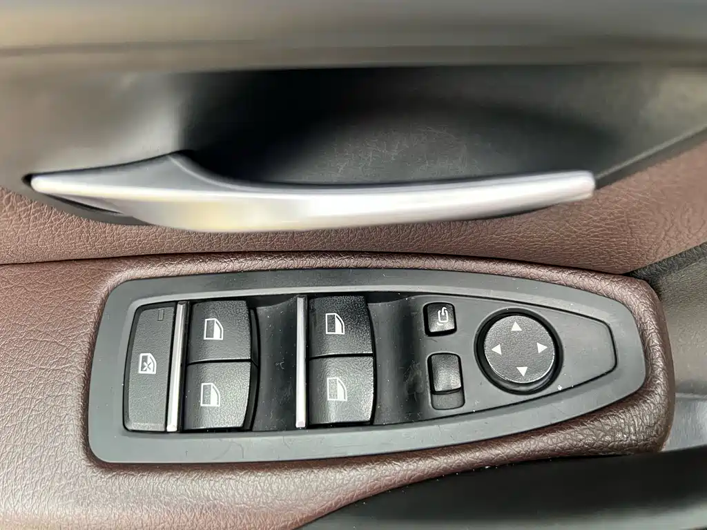 BMW 3 Series 2019 — фото 16