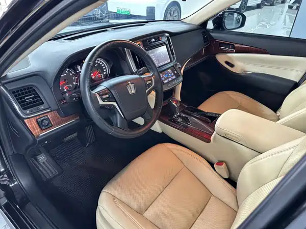 Toyota Crown 2015