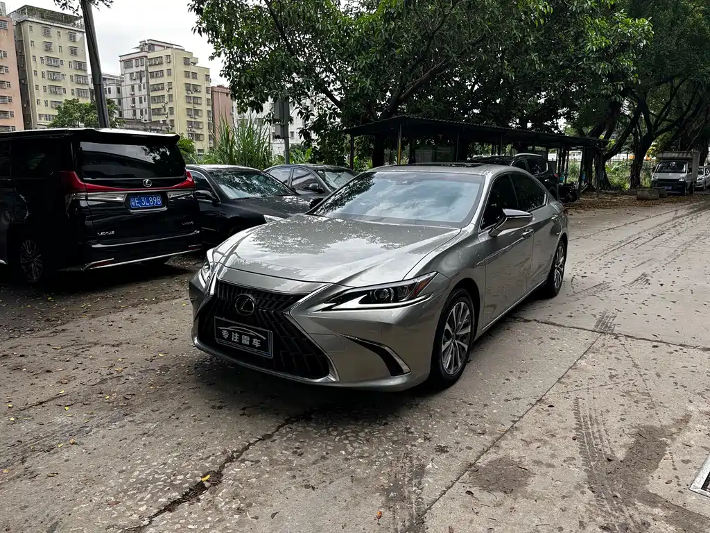 Lexus ES 2022 — фото 1