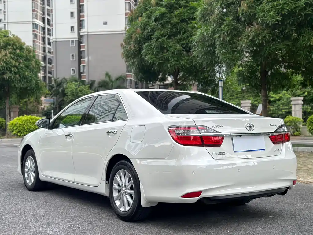 Toyota Camry 2015 — фото 5