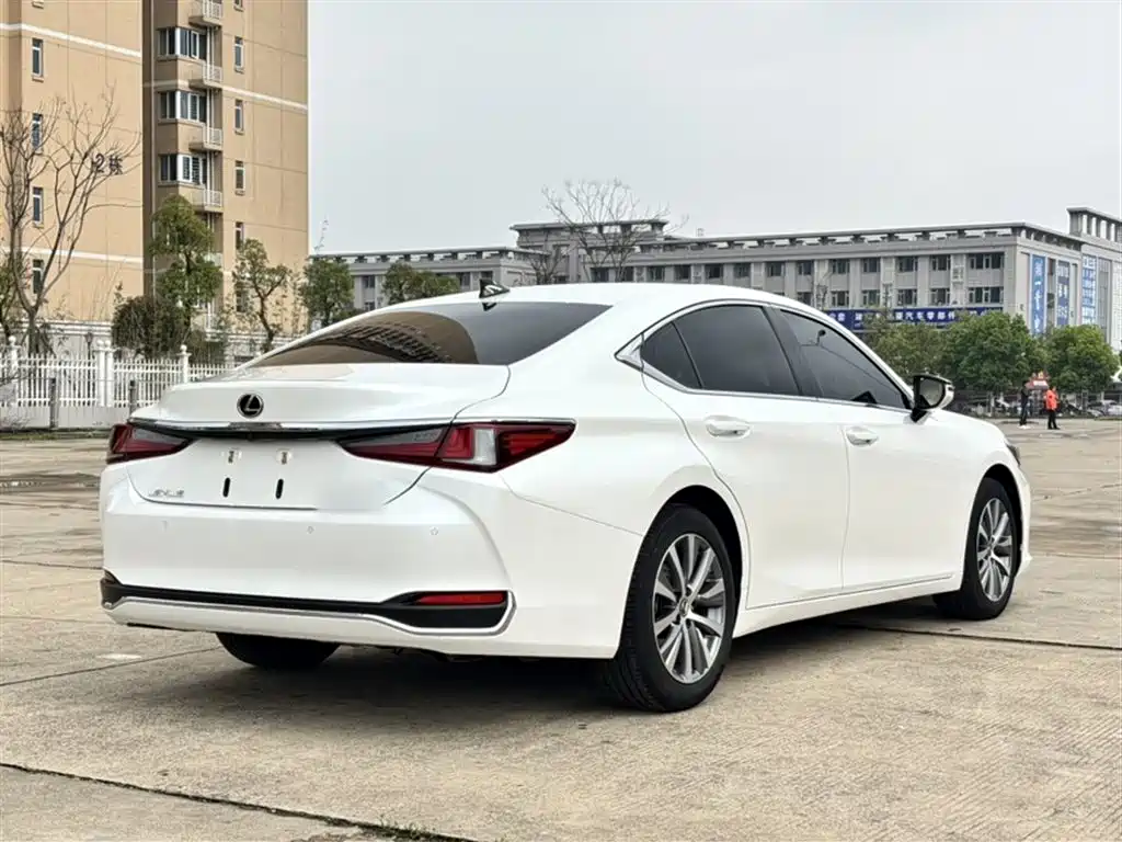 Lexus ES 2020 — фото 22