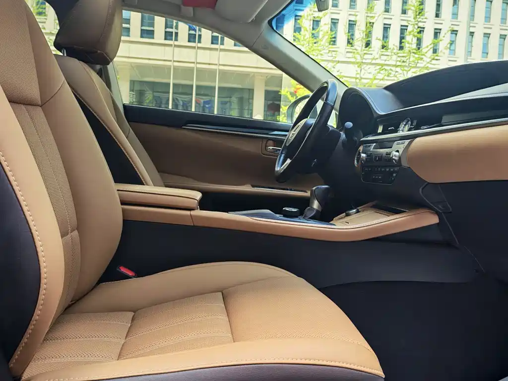 Lexus ES 2018 — фото 16