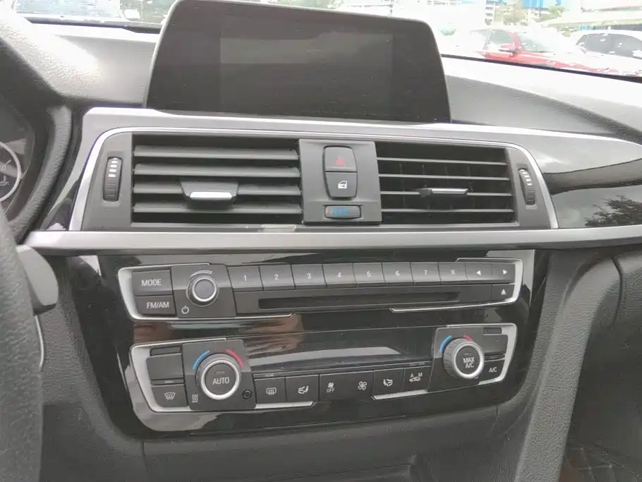 BMW 3 Series 2017 — фото 13
