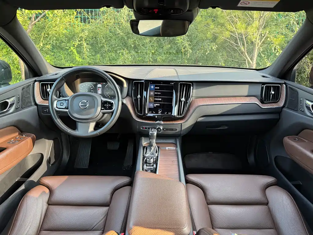 Volvo XC60 2021 — фото 15