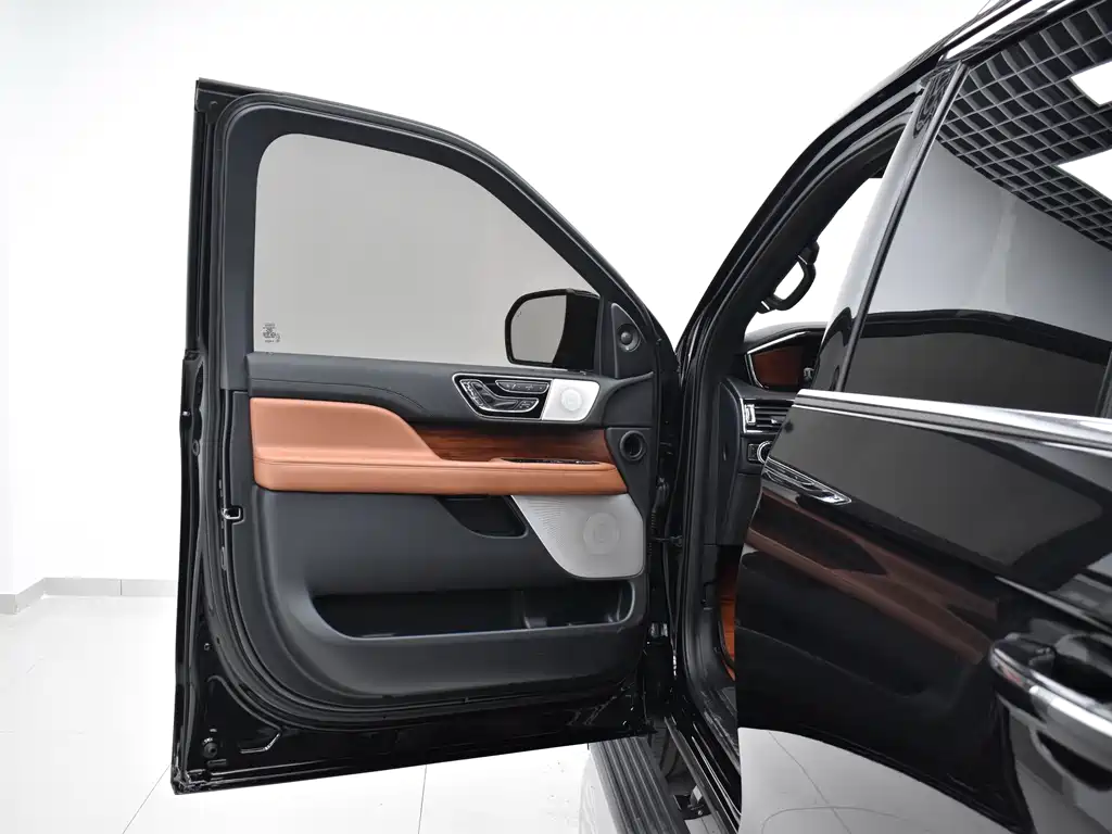Lincoln Navigator 2020 — фото 17