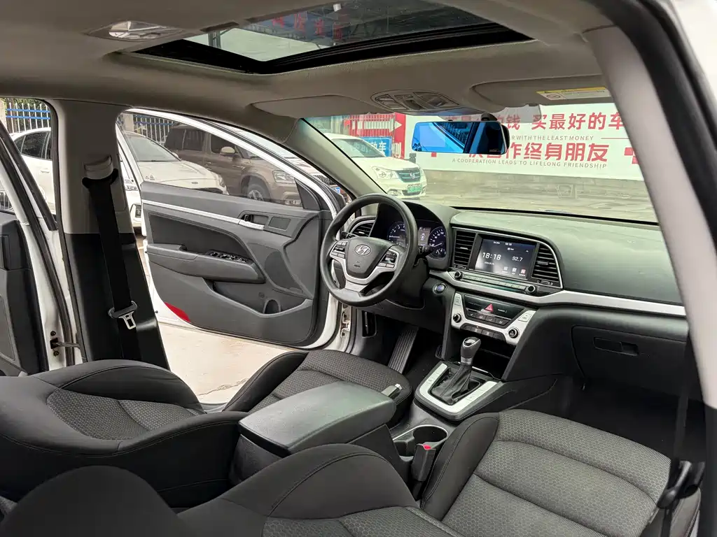 Hyundai Elantra 2018 — фото 8