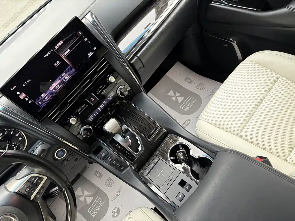 Lexus LM 2021 — фото 21