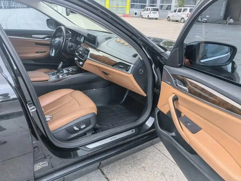 BMW 5 Series 2018 — фото 9