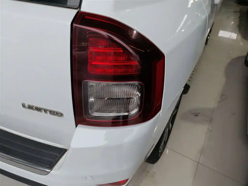 Jeep Compass 2015 — фото 8