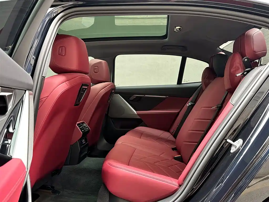 BMW 5 Series 2025 — фото 10
