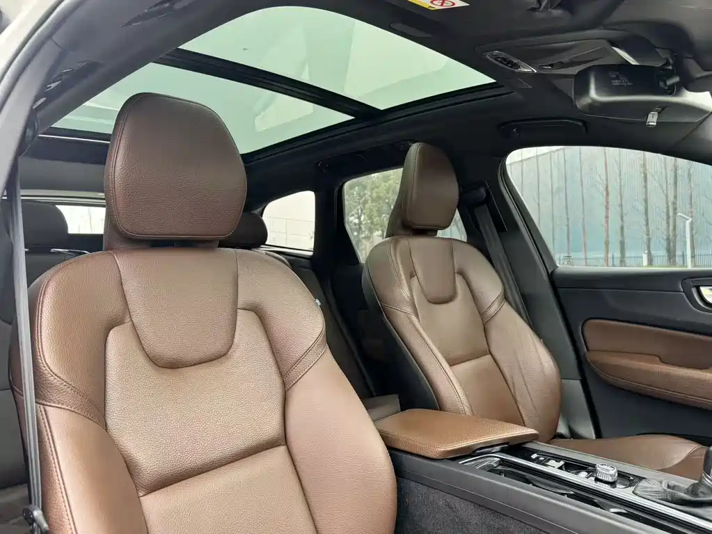 Volvo XC60 2021 — фото 24