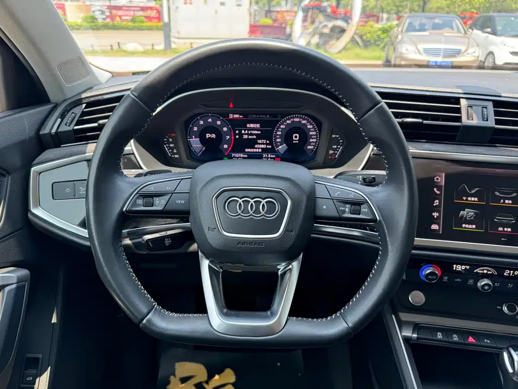 Audi Q3 2019 — фото 14