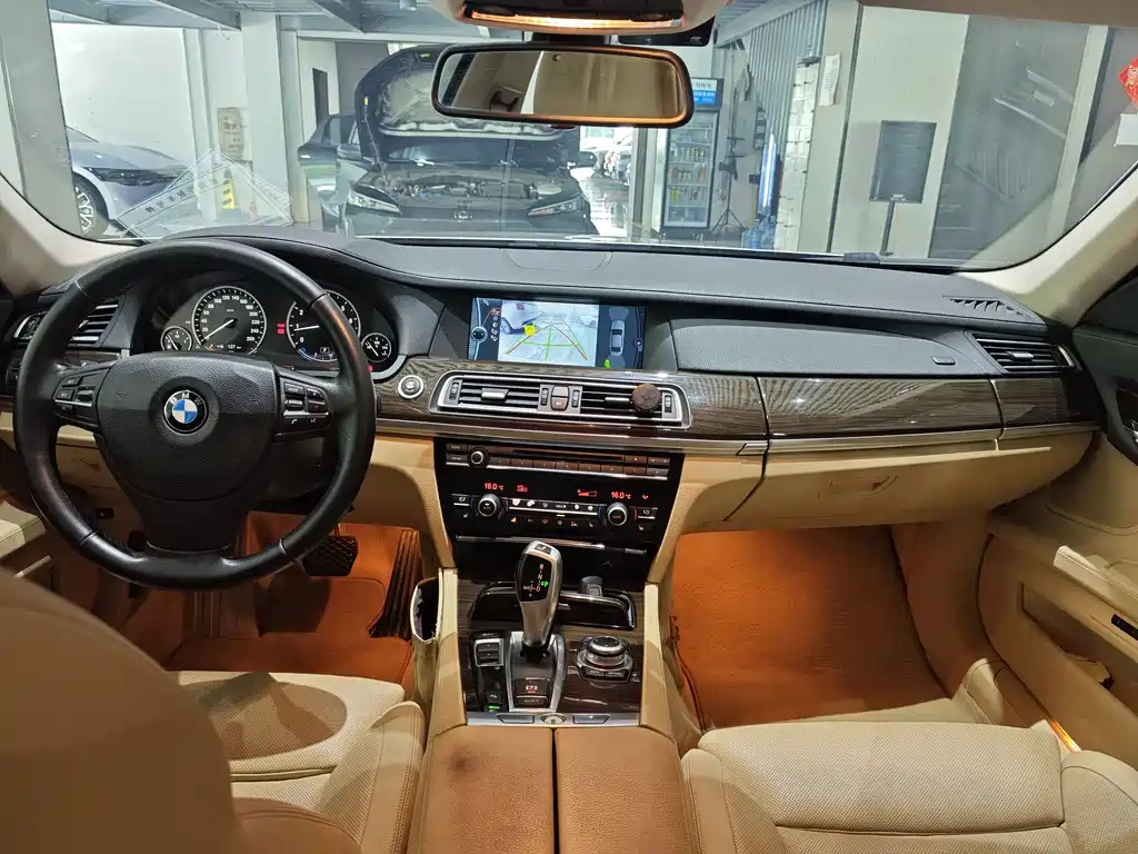 BMW 7 Series 2010 — фото 13