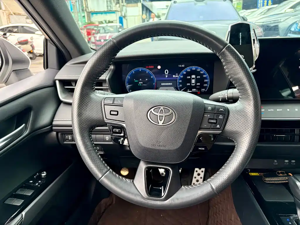 Toyota Camry 2024 — фото 12