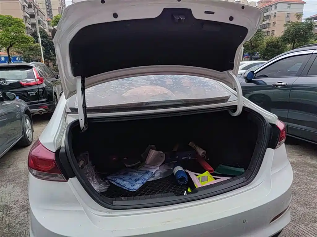 Hyundai Elantra 2019 — фото 19