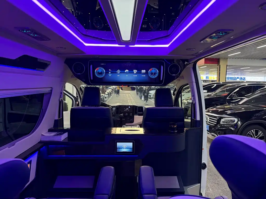 Toyota Hiace 2023 — фото 16