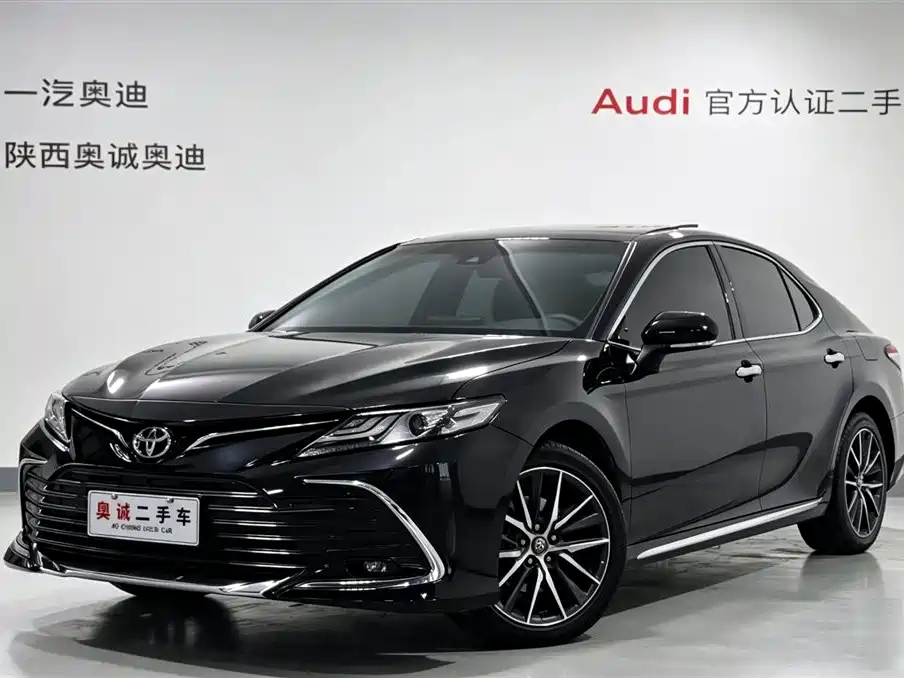 Toyota Camry 2023 — фото 1