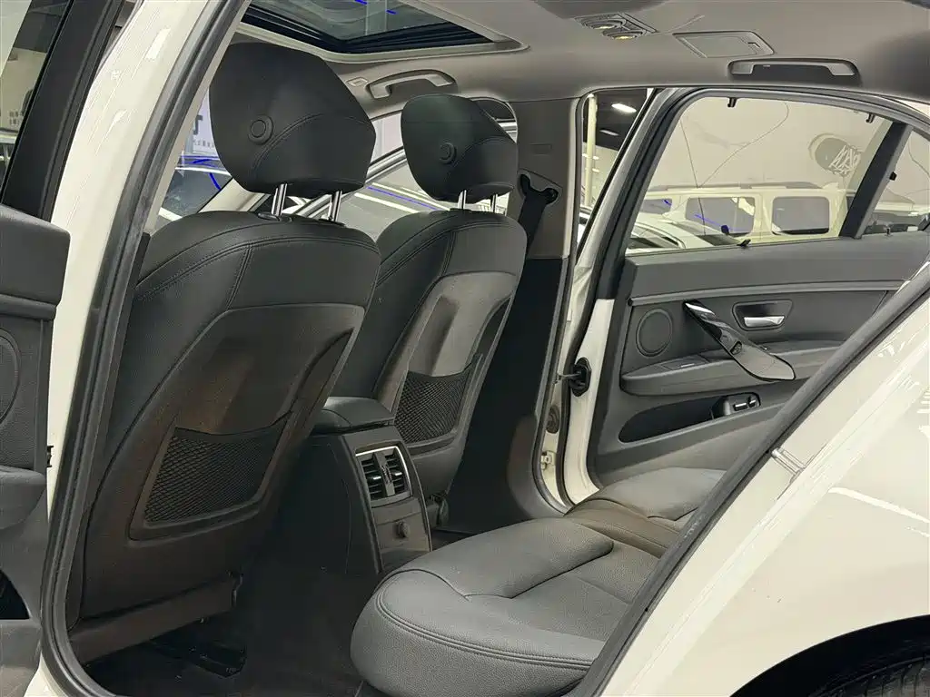 BMW 3 Series 2019 — фото 15
