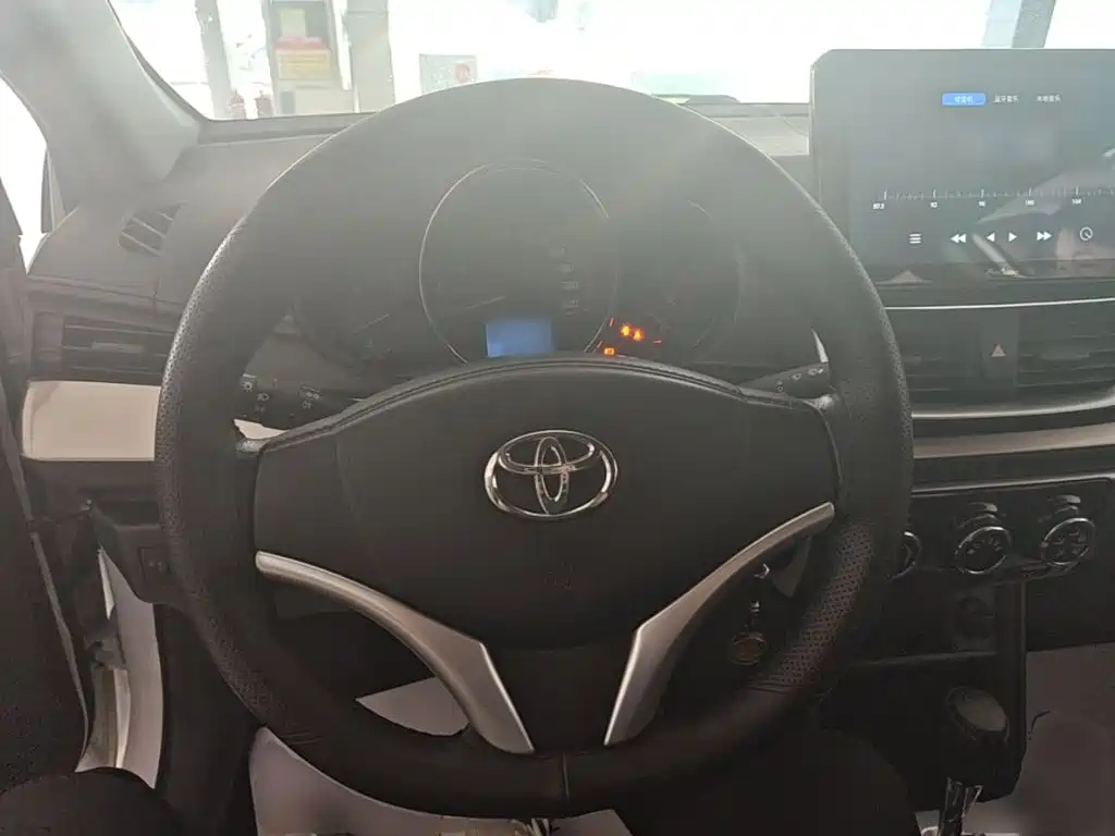 Toyota Yaris L 2021 — фото 11