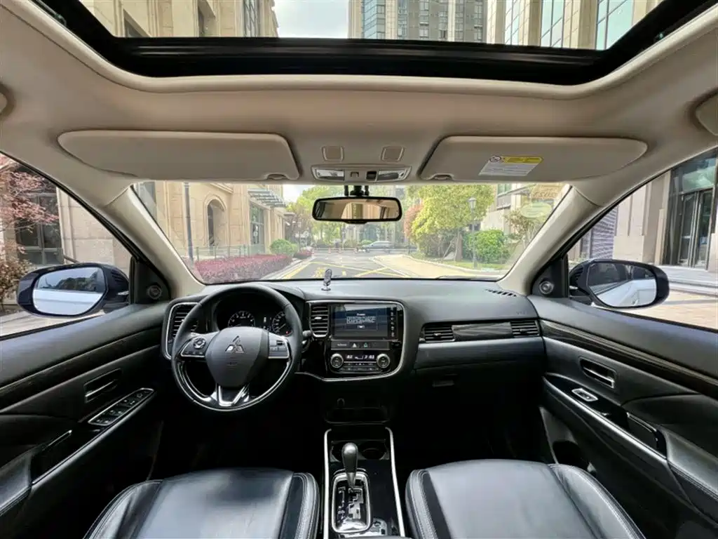 Mitsubishi Outlander 2021 — фото 11