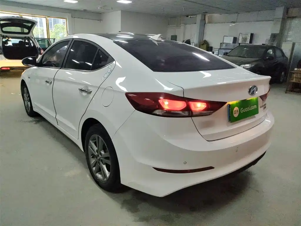 Hyundai Elantra 2018 — фото 23