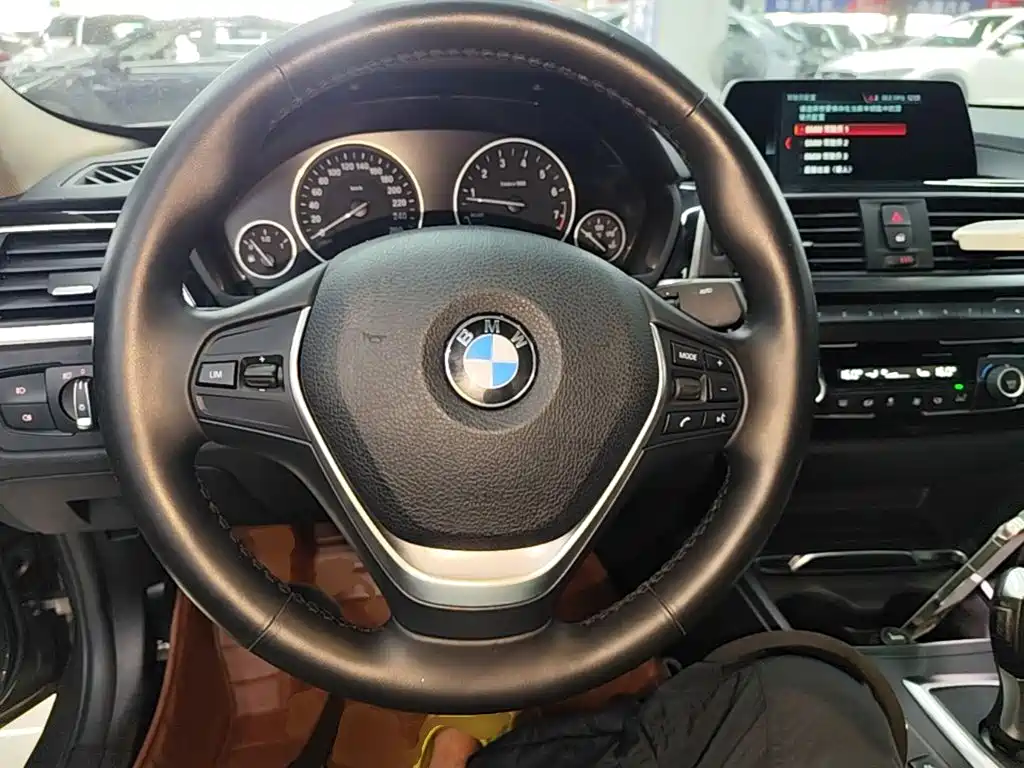 BMW 3 Series 2018 — фото 11