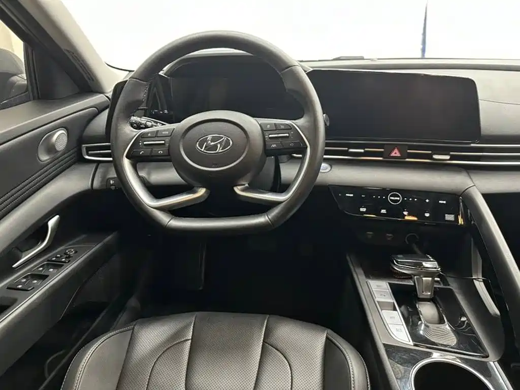 Hyundai Elantra 2023 — фото 11