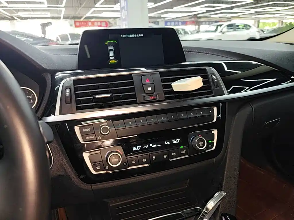 BMW 3 Series 2018 — фото 13