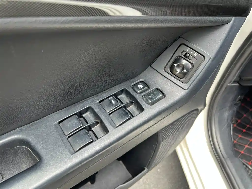Mitsubishi Lancer EX 2012