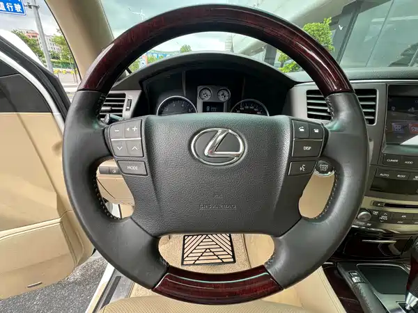 Lexus LX 2011