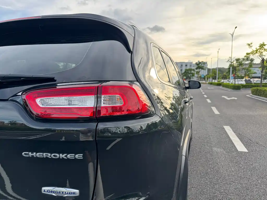 Jeep Cherokee 2017 — фото 31