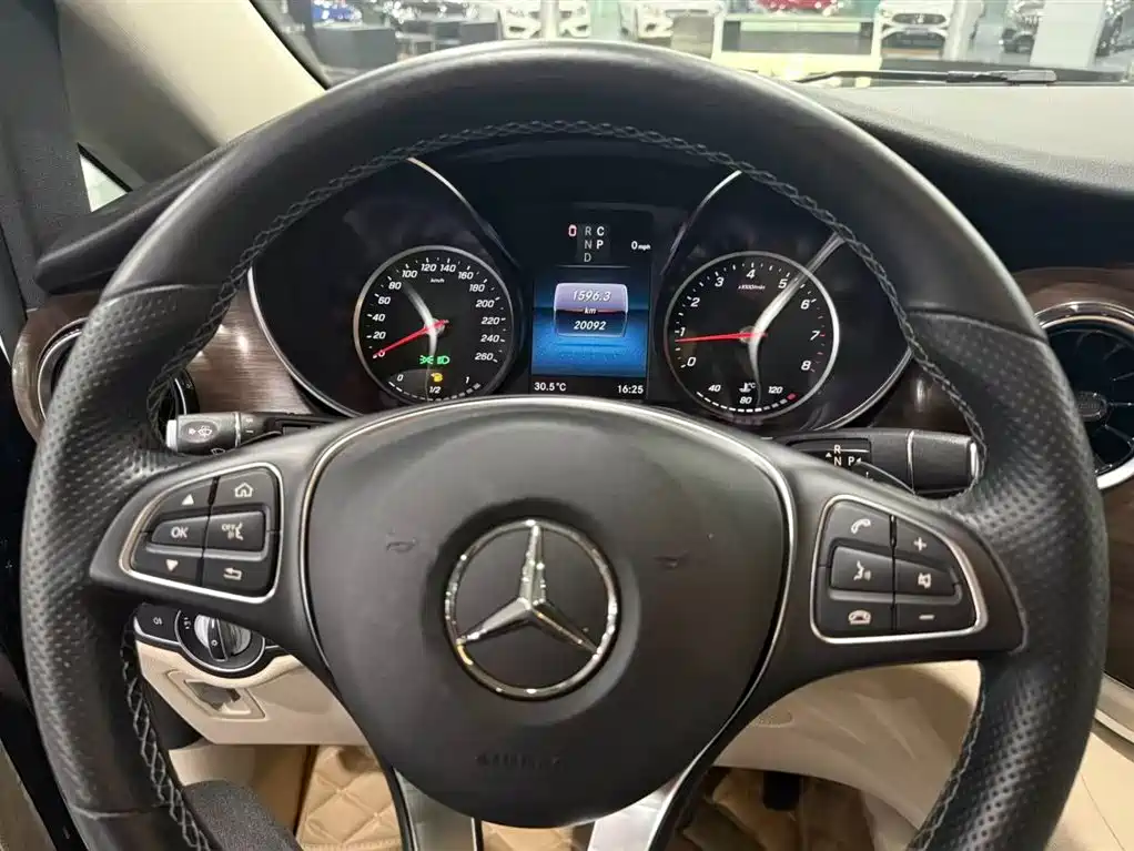 Mercedes-Benz V-Class 2020 — фото 13