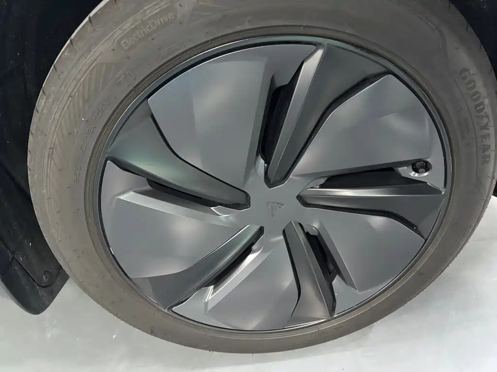 Tesla Model Y 2025 — фото 15